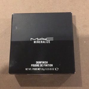 MAC Mineralize Skin Finish-Global Glow